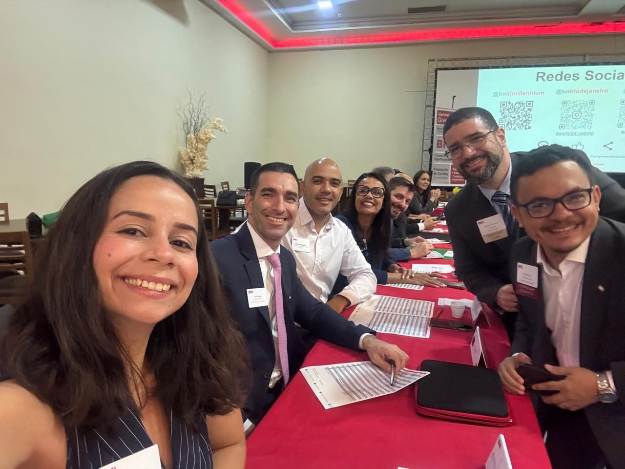 Fila de participantes ao longo da mesa, em uma reunião do grupo.